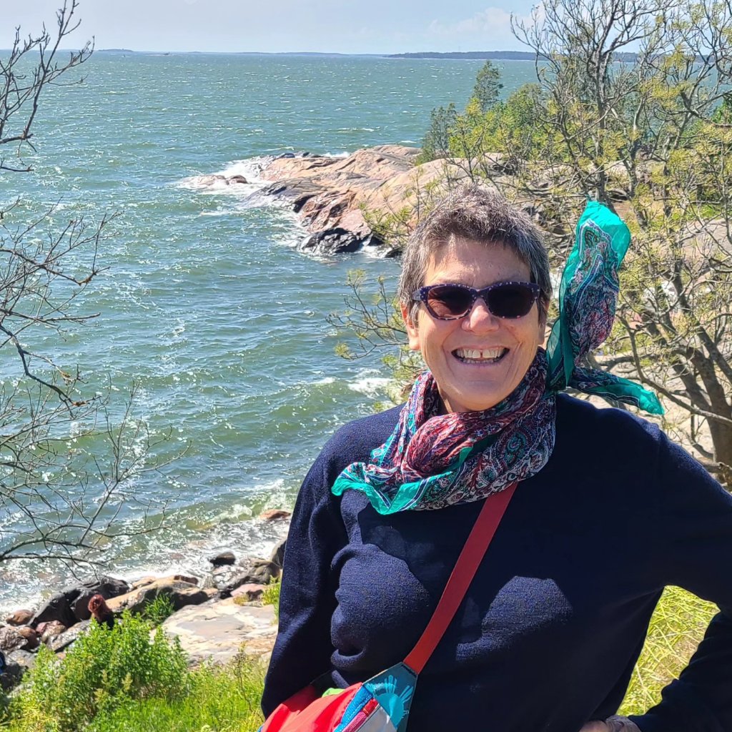 Hobletsonthego's tweet image. We temporarily left the mainland of Finland to visit Suomenlinna a group of 8 islands a 20 minute ferry ride from Helsinki. There are lots of cobbled streets and an old sea fort. It is a UNESCO World Heritage site. It was a breezy but sunny day so everything looked beautiful.