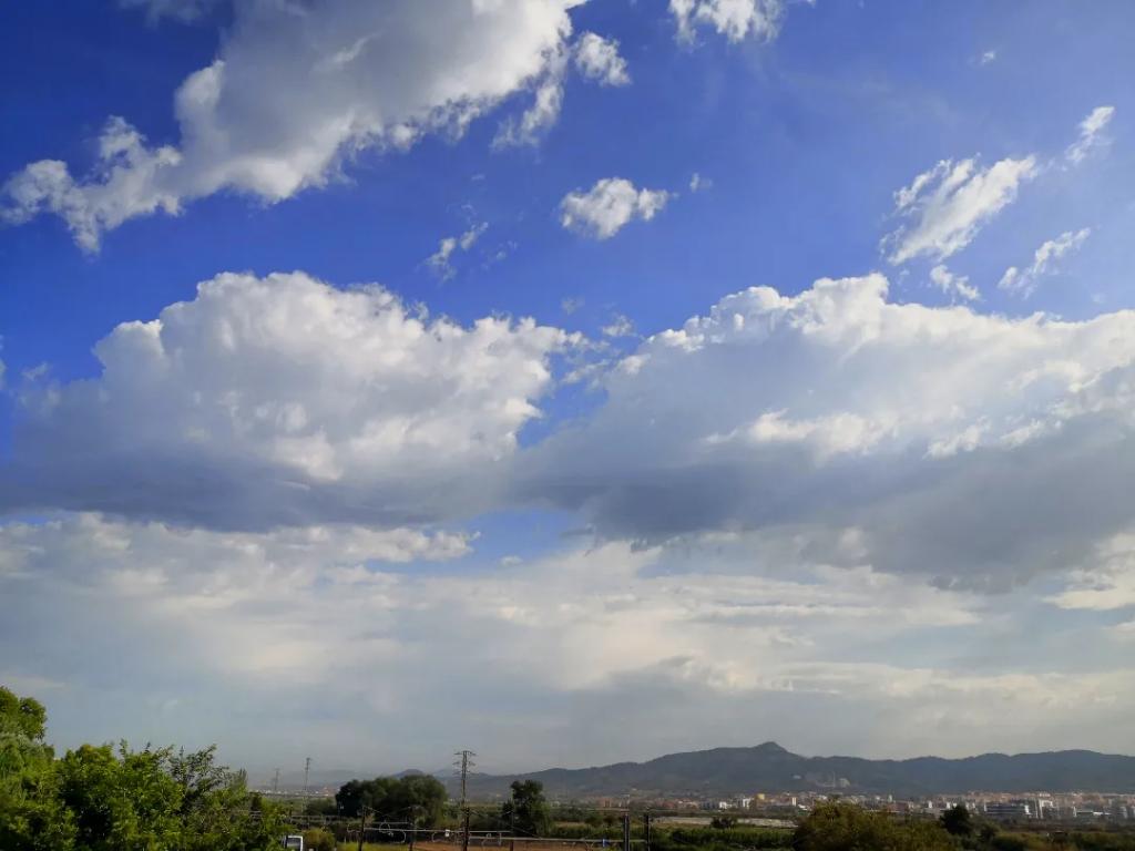 meteoecovisual's tweet photo. #cumulos #mediocris #virga esta mañana de jueves desde #santboi

#santboidellobregat 
#BaixLlobregat
#meteofoto
#fotometeo
#cielos #cielo
#meteo #meteorología  #nubes
#lluvia 
#lluvias #precipitación #precipitaciones 
#nube #nubes
#observadormeteorologico https://t.co/EvDi6IdlCN