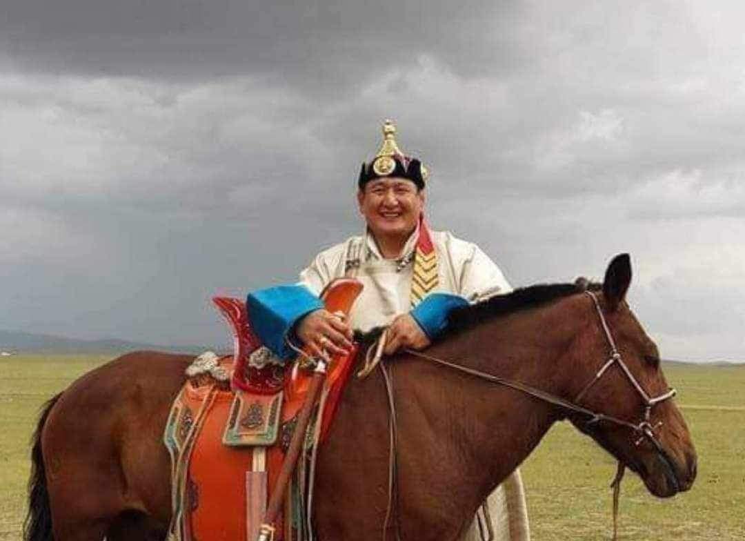 Улс төрд орж заваараагүй, Улсаа ухаж цөлмөөгүй, авгай хүүхнүүд сольж бузартаагүй,  ардын хүүхдүүдээ  бөхийн эрдэмд сургаж хүмүүжүүлээд , аваргын нэр төрөө өндөрт өргөөд явж  байгаа Аварга шиг Аварга шүү.👌👍👏☘️🍀🌿