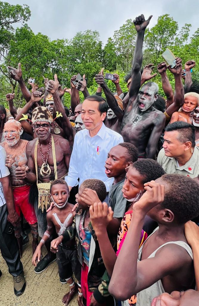 Bergembira bersama masyarakat Kabupaten Asmat yang turut hadir dalam acara peresmian Bandar Udara Ewer, hari ini.