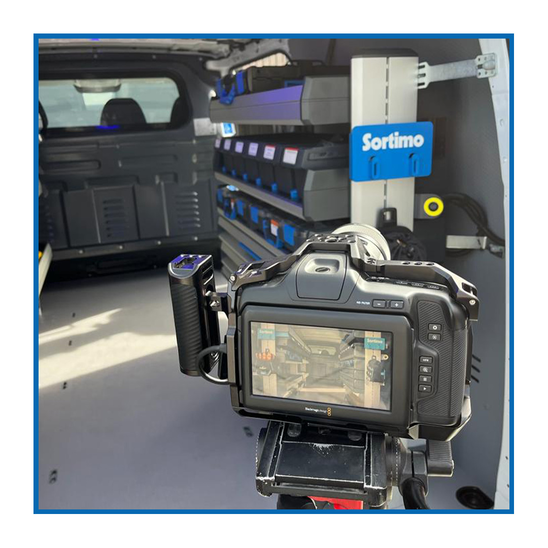 Behind the scenes with our strong partner #Mercedes! 📸✨ We recently had an exciting photoshoot and want to give you a little insight. Here you can see how we worked together to get the perfect shots. 🤩💪🏼 The interaction between Sortimo and Mercedes is simply unbeatable!