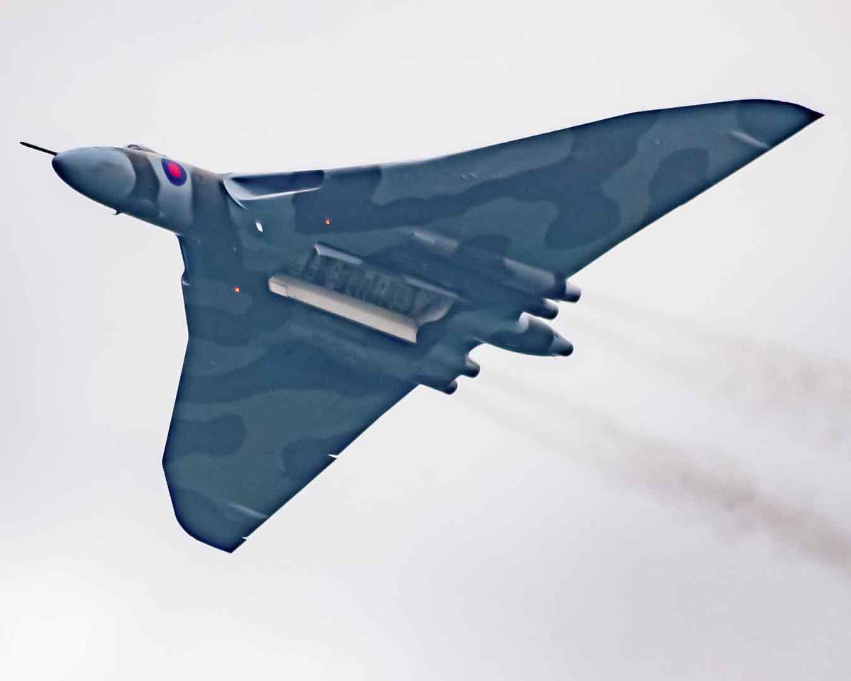 Vulcan XH588

#avrovulcanxh558 #vulcan #vulcanxh588 #xh558 #vulcantotheskies #queenoftheskies #spiritofgreatbritain #vbomber #coldwarjet #vforce #tintriangle #warbird #vintage #goodbyeoldgirl #RAF #royalairforce #jet #bomber