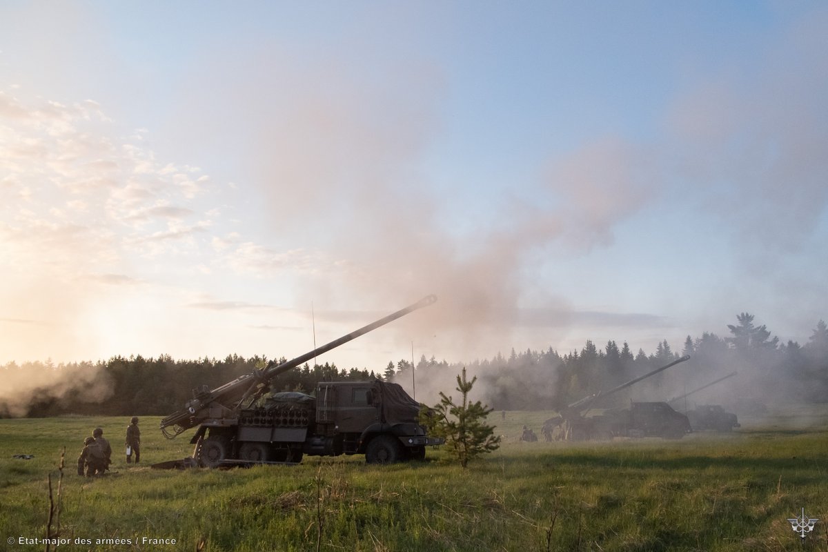 EtatMajorFR's tweet image. #MissionLynx | Fin du mandat actuel du SGTIA LYNX : un déploiement charnière avec la projection des Griffon et canons Caesar ayant mené des exercices majeurs #SPRINGSTORM avec les homologues 🇪🇪🇬🇧🇺🇸
Le mandat qui débute poursuit la mission de renforcement du flanc Est @NATO en 🇪🇪.