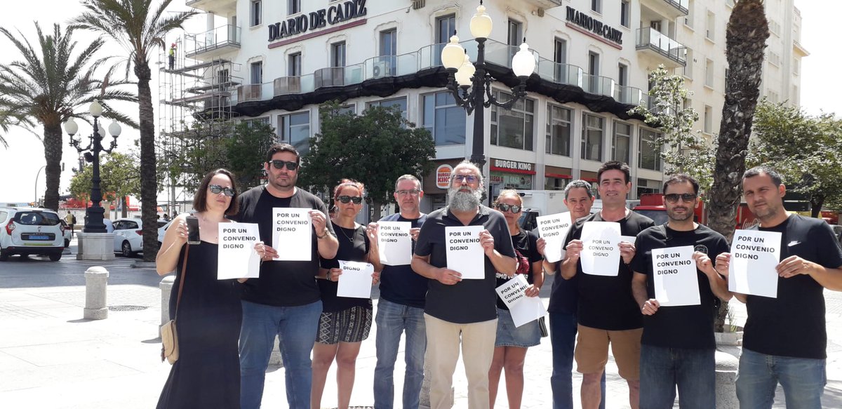 MGutierrez_79's tweet photo. @gabrielrufian Los trabajadores de Diario de Cádiz volvimos a concentrarnos en un #MiércolesNegro en demanda de un Convenio Colectivo digno, después de 7 años de congelación y pérdida salarial de más de un 15%, con jornadas laborales incompatibles con la conciliación familiar. https://t.co/IaSKGBxSDa
