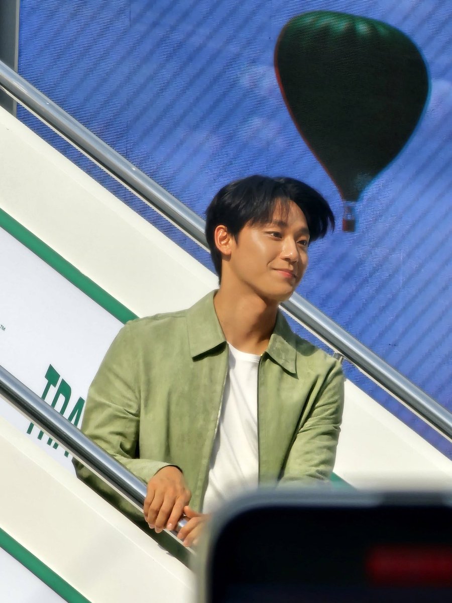 ldh_simp's tweet photo. lee dohyun and his tan skin is a such an attraction https://t.co/tk8Jbog69s