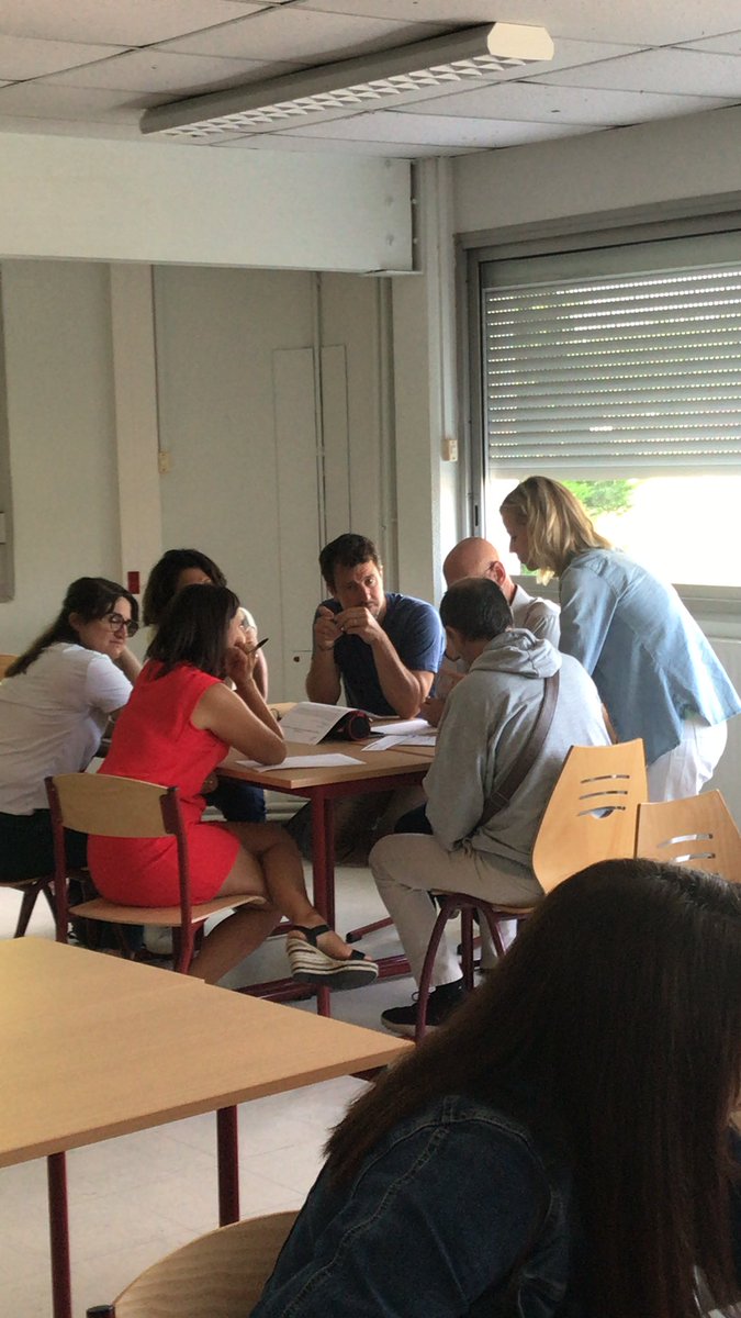 annelavigne5's tweet photo. Formation #eTwinning au collège d’#Arsac avec l’ensemble des personnels du collège par @Ley5Pau ambassadrice pour l’@AcBordeaux et @annelavigne5. Création d’un projet en équipe. Cc @eTwinningFrance https://t.co/5QP8pbewpb