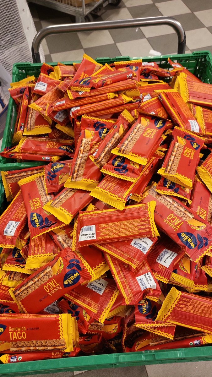 Artful1985's tweet photo. Dette er da 388 wasa knekkebrød Taco med en verdi på drøyt 4000.- 

Dette er billigere for oss å kaste istedet for å gi bort til f.eks en matsentral :)

#butikkliv https://t.co/FPcQeLPyXp