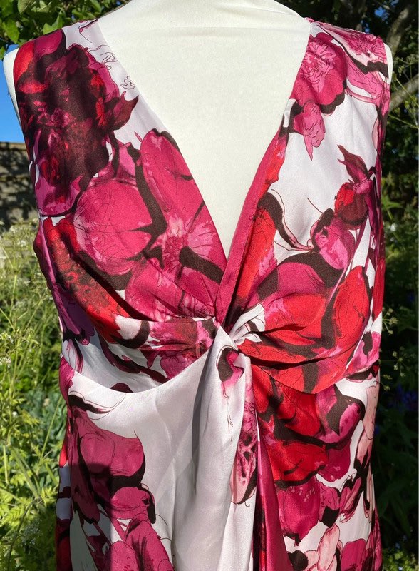 Get the BETTY JACKSON. BLACK cerise, scarlet and white floral Summer dresses I’m selling on @VintedUK. Size 16  https://t.co/SMwcjwjkyn https://t.co/t7kGgvfxfq