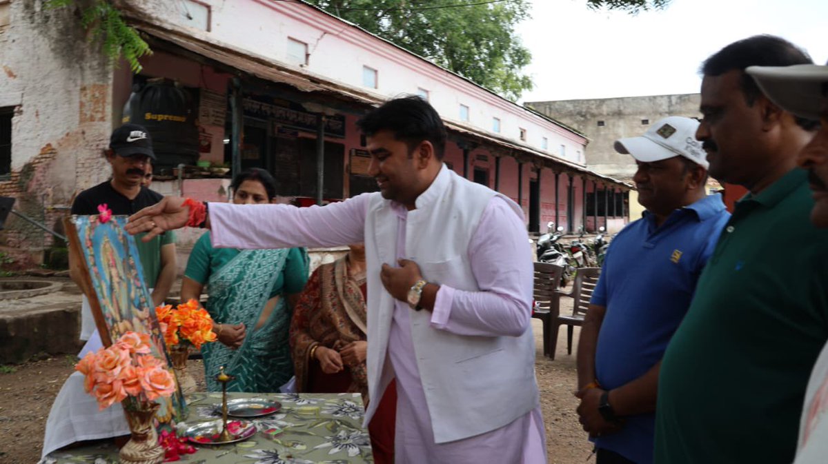 Princerathore_o's tweet photo. पेड़ है प्रकृति की शान, वृक्षारोपण हेतु चलाओ अभियान।

मेरा सीहोर - ग्रीन सीहोर" के अंतर्गत आज वार्ड क्र.29 स्थित तहसील के पास टैगोर स्कूल में उपस्थित होकर ग्रीन सीहोर बनाने के निमित्त आयोजित वृक्षारोपण कार्यक्रम में सहभागिता कर स्कूली छात्र छात्राओं के साथ वृक्षारोपण किया। https://t.co/4YQ8Adluu8