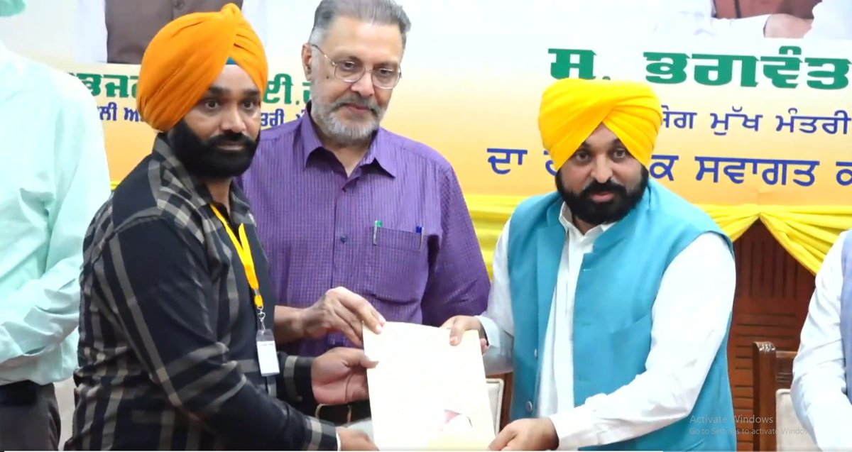 dailypostpunjab's tweet photo. CM ਮਾਨ ਨੇ ਵੱਖ-ਵੱਖ ਵਿਭਾਗਾਂ ਦੇ 252 ਨਵ-ਨਿਯੁਕਤ ਉਮੀਦਵਾਰਾਂ ਨੂੰ ਦਿੱਤੇ ਨਿਯੁਕਤੀ ਪੱਤਰ
#Punjab #CM #BhagwantMann #PunjabGovt #AppointmentLetters #252 #NewlyAppointed #Candidates #VariousDepartments #GalleryPics #Dailypostpunjabi #Dailypost https://t.co/EnJOZA1sn9