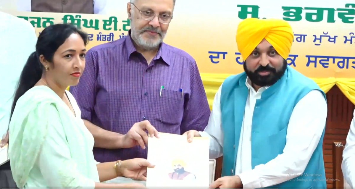 dailypostpunjab's tweet photo. CM ਮਾਨ ਨੇ ਵੱਖ-ਵੱਖ ਵਿਭਾਗਾਂ ਦੇ 252 ਨਵ-ਨਿਯੁਕਤ ਉਮੀਦਵਾਰਾਂ ਨੂੰ ਦਿੱਤੇ ਨਿਯੁਕਤੀ ਪੱਤਰ
#Punjab #CM #BhagwantMann #PunjabGovt #AppointmentLetters #252 #NewlyAppointed #Candidates #VariousDepartments #GalleryPics #Dailypostpunjabi #Dailypost https://t.co/EnJOZA1sn9