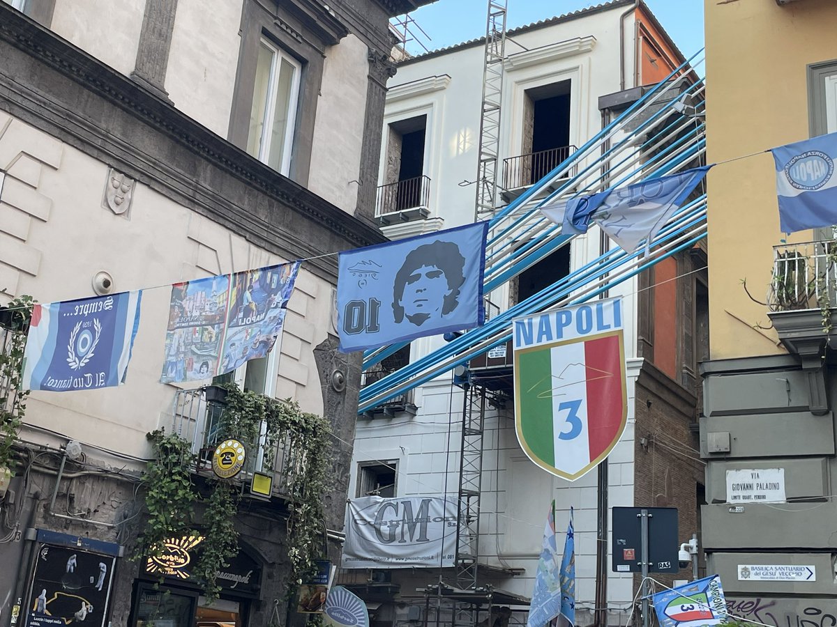 Bůh je jen jeden a v Neapoli je to Maradona ☝️#napoli #neapol #maradona #buh #god #travelphotography #travelling #cestovani #viajando