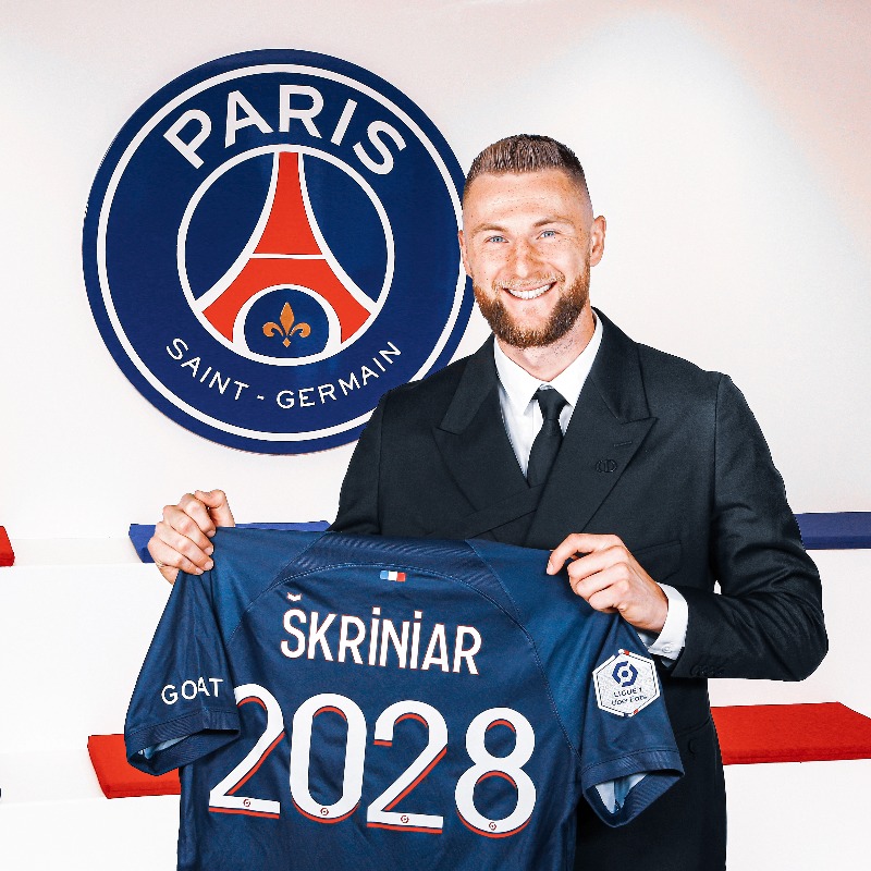 PSG_inside's tweet photo. 🆕✍️

Le Paris Saint-Germain se réjouit d’annoncer la signature de Milan Škriniar pour les cinq prochaines saisons.

Le défenseur slovaque s’engage avec le Club jusqu’au 30 juin 2028.

#WelcomeŠkriniar