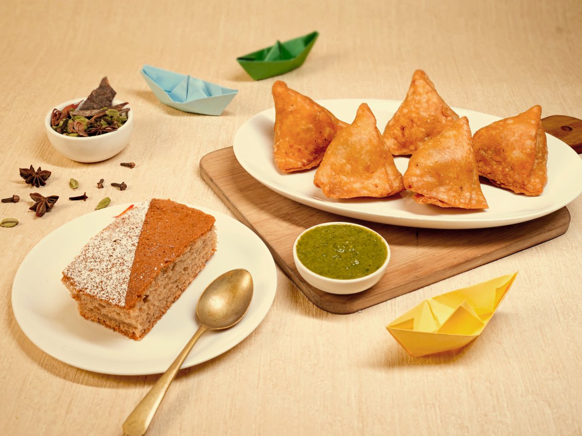 Fancy eating samosas with garam chai on your next flight? @AkasaAir introduces a special monsoon menu at #CafeAkasa. Cocktail Samosas with mint chutney or Masala tea cake. Check out the full range of over 60 dishes at akasaair.com/add-ons/food-b…. @BLRAirport is their hub.…