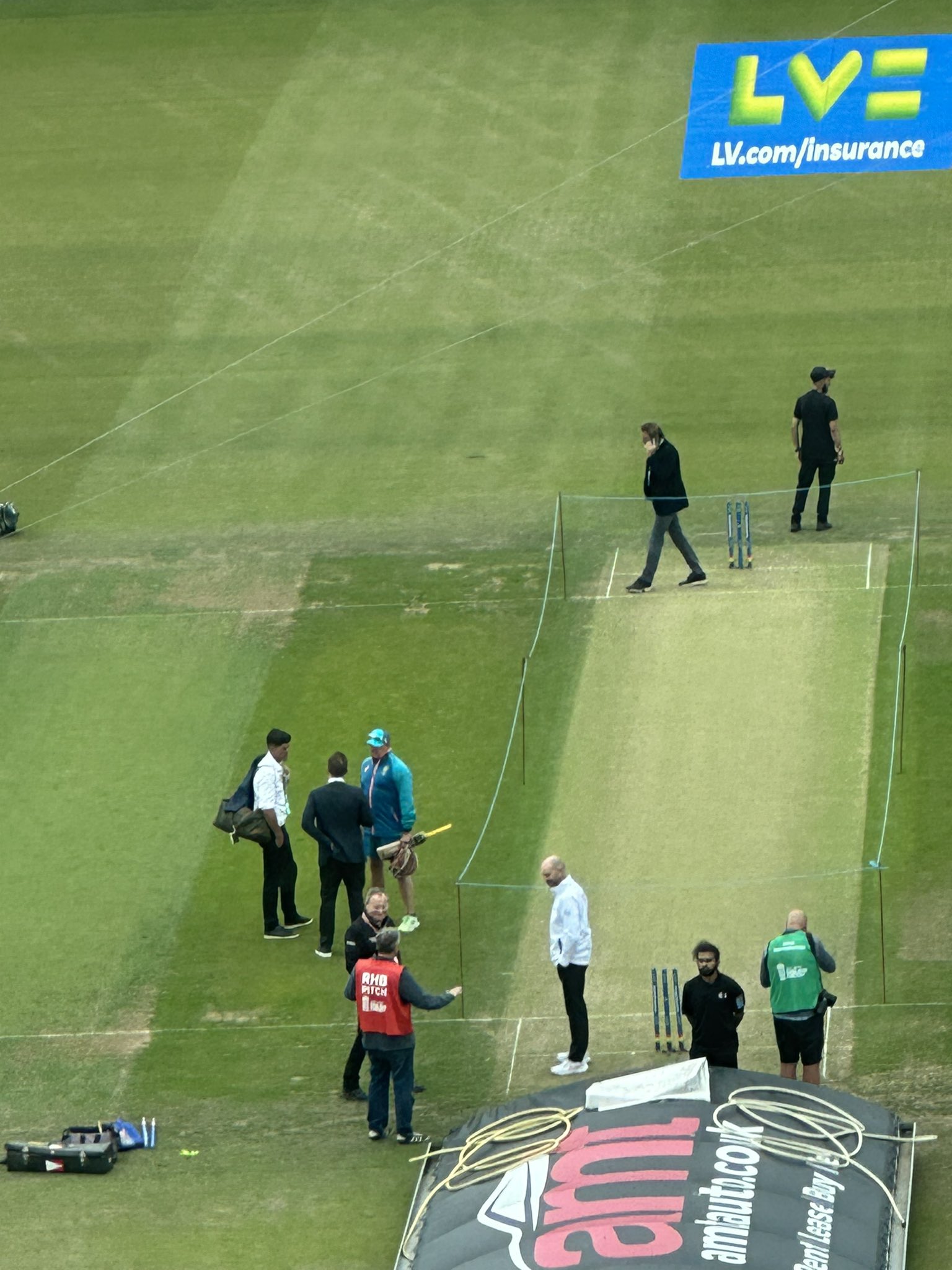Bharat Sundaresan on X: Interesting reunion by the greenish pitch as Sir  Alastair Cook & Eoin Morgan catch up with their former coach Andy  Flower, now on Aussie garb #Ashes  /