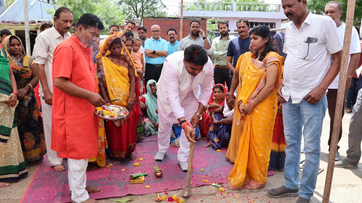 Princerathore_o's tweet photo. विकास के साथ विकास को समर्पित....

आज वार्ड क्र.20 अंतर्गत माता मंदिर श्री बाबूलाल वर्मा जी के घर से श्री दिलीप कौशल जी के घर तक सी.सी रोड निर्माण, सहित विभिन्न विकास कार्यों का भूमि पूजन स्थानीय नागरिक बंधुओं के साथ किया। https://t.co/bRohVw9nCQ
