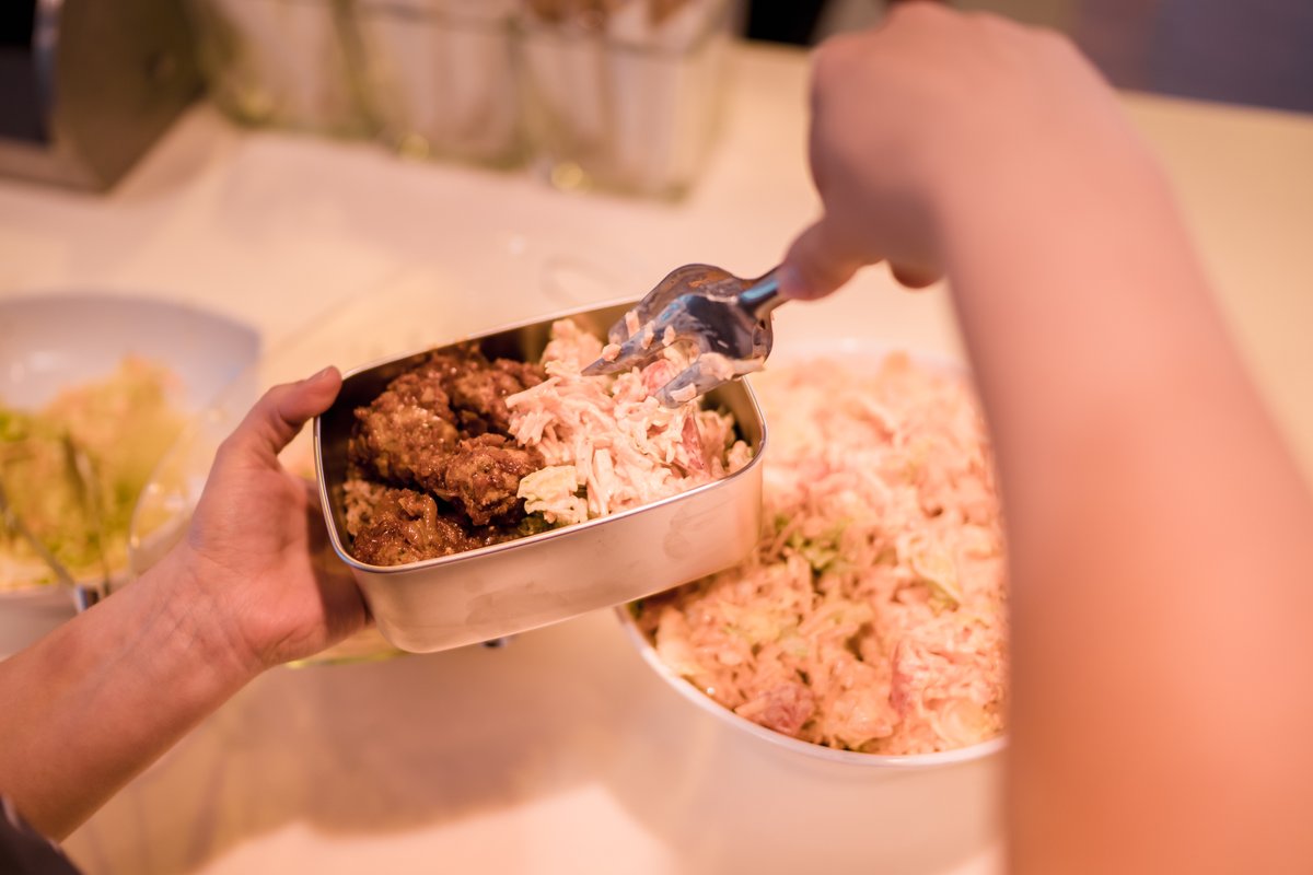 liepajalv's tweet image. Novērtējam ikviena liepājnieka un Liepājā esošā uzņēmuma iesaisti iniciatīvā “Nepērc lieku, nāca ar savu!”, kuras laikā aicinām cilvēkus mainīt savus paradumus un atteikties no vienreizlietojamajiem traukiem. 🥤

Vairāk:facebook.com/liepajalv/post…