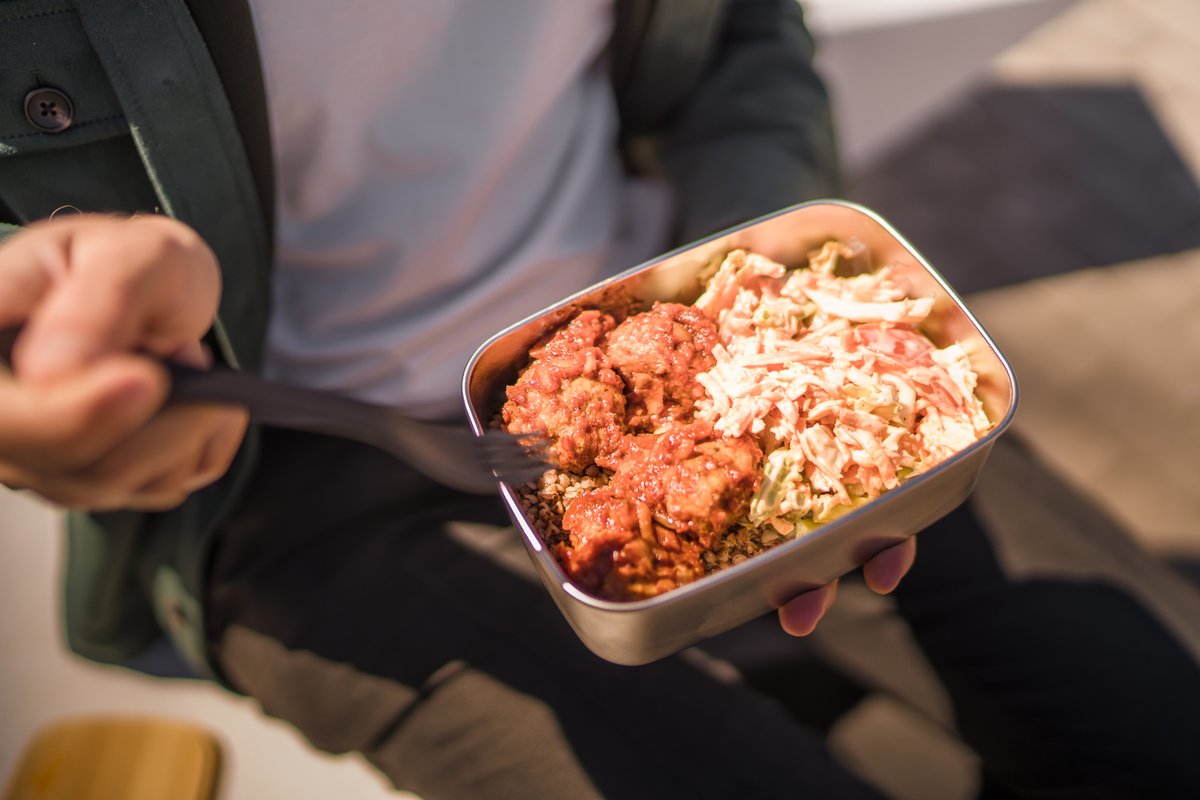 liepajalv's tweet image. Novērtējam ikviena liepājnieka un Liepājā esošā uzņēmuma iesaisti iniciatīvā “Nepērc lieku, nāca ar savu!”, kuras laikā aicinām cilvēkus mainīt savus paradumus un atteikties no vienreizlietojamajiem traukiem. 🥤

Vairāk:facebook.com/liepajalv/post…