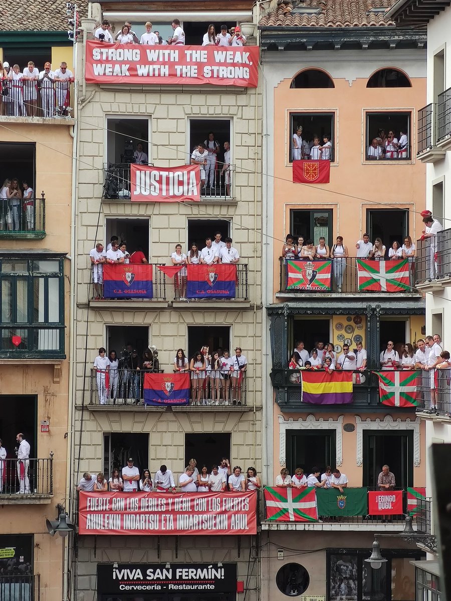 💪🔴🔵 #Osasuna y la UEFA🇪🇺 presentes en la Plaza del Ayuntamiento de Pamplona!  #Sanfermines2023