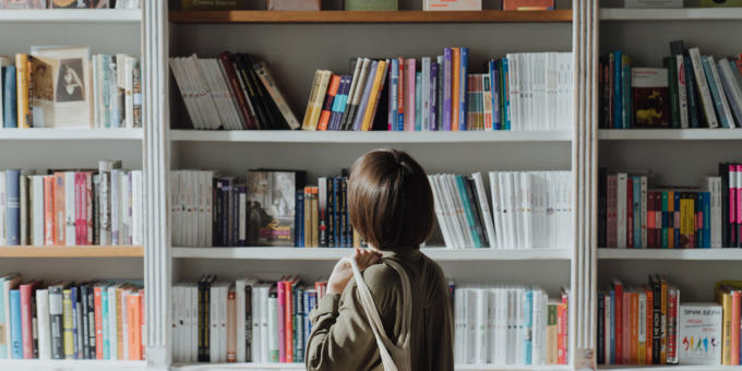 Si algo caracteriza a Madrid es la variedad de librerías que puedes encontrar paseando por sus calles.

Si quieres ver algunas de ellas, te animamos a ver sus vídeos.

Descúbrelas en 👉 c.madrid/mwzm8 

#BibliotecasCM