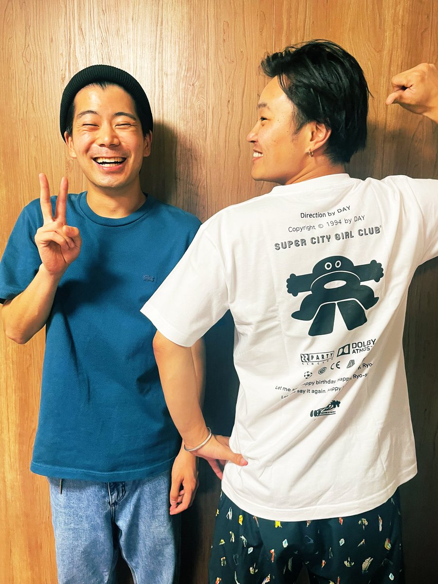 papipupeporyo's tweet photo. 普段からよく一緒に遊んでいる
出井景梧くんが誕生日プレゼントにTシャツ作ってくれた🥺（もう一ヶ月以上経ってるけど）
遊び心満載、亮の字をもじった謎の可愛���キャラクター、下にあるよく分からんロゴ横から見たら三十二才って書いてたり😳
なんなんコイツ天才なん？ https://t.co/mr1sMnveDB
