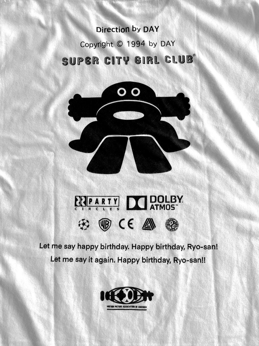 papipupeporyo's tweet photo. 普段からよく一緒に遊んでいる
出井景梧くんが誕生日プレゼントにTシャツ作ってくれた🥺（もう一ヶ月以上経ってるけど）
遊び心満載、亮の字をもじった謎の可愛���キャラクター、下にあるよく分からんロゴ横から見たら三十二才って書いてたり😳
なんなんコイツ天才なん？ https://t.co/mr1sMnveDB