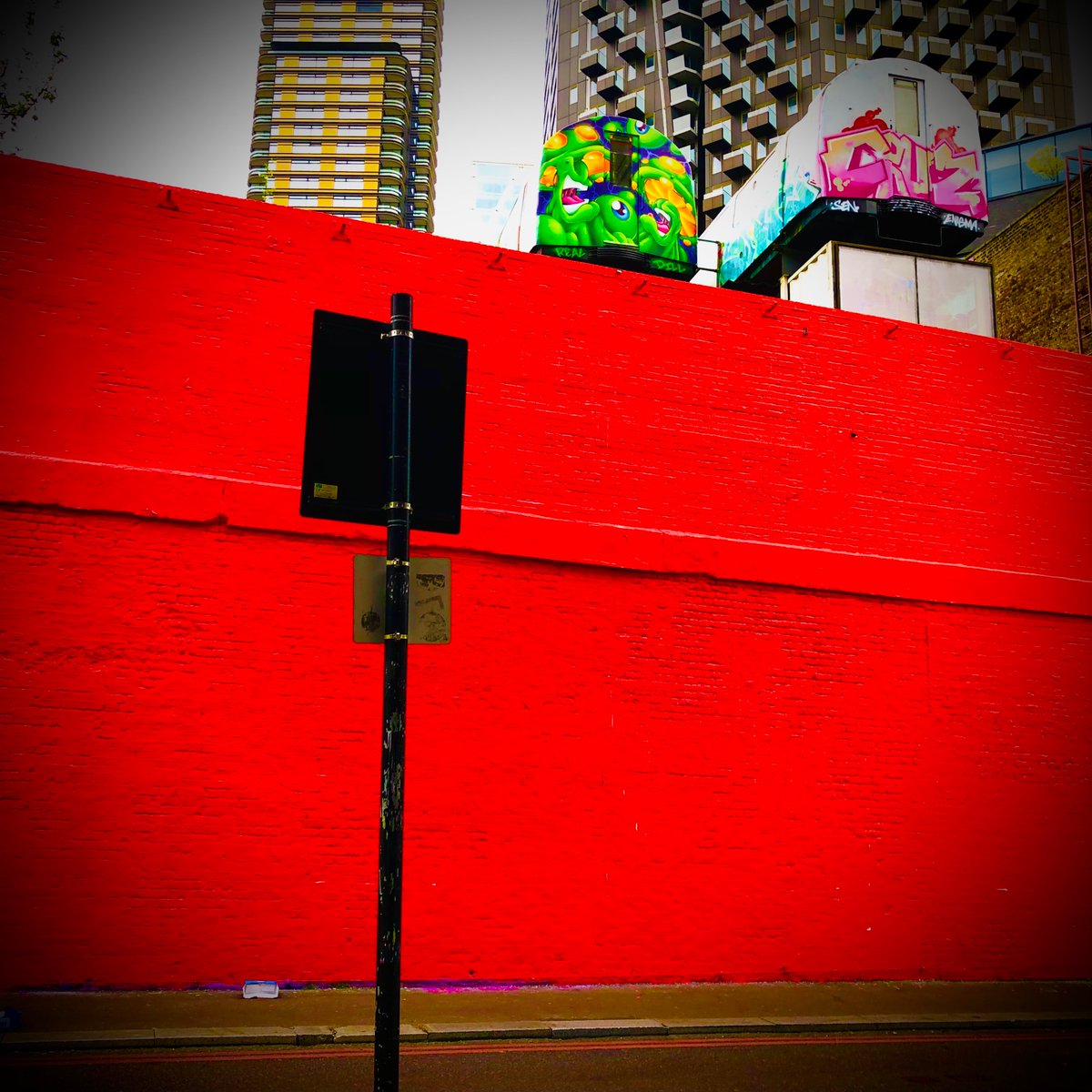 hannahkokoschka's tweet photo. #ThursdayMotivation the constantly changing wall has gone from pots to plain red (on Monday) to what looks like possibly another house, keeps me amused when passing 😂 #streetart #wallart #painting #shoreditch #EastLondon https://t.co/JZ1giCeGru
