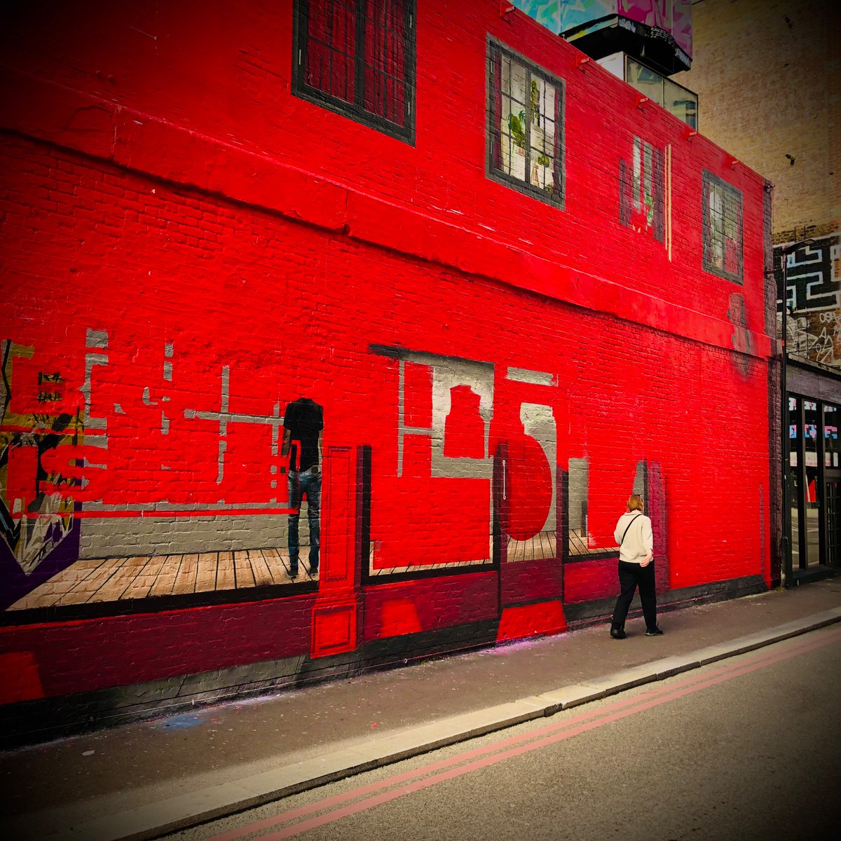 hannahkokoschka's tweet photo. #ThursdayMotivation the constantly changing wall has gone from pots to plain red (on Monday) to what looks like possibly another house, keeps me amused when passing 😂 #streetart #wallart #painting #shoreditch #EastLondon https://t.co/JZ1giCeGru