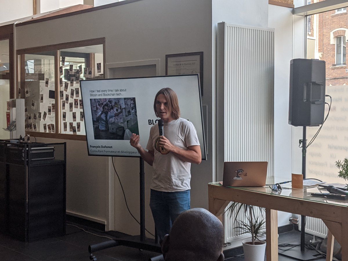 François Duforest, formateur blockchain, débute la session avec un cours magistral introductif sur la Blockchain.  Plein de questions pour la fin.