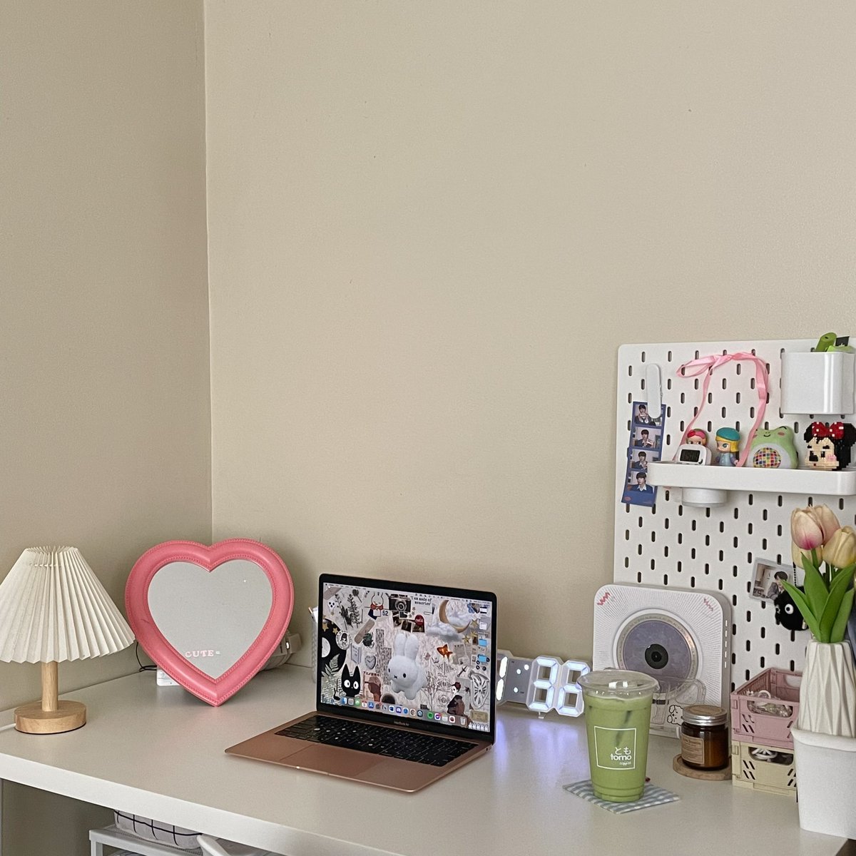 if u don’t see me here i’m probably at threads ! let’s be mutuals ☆ will be sharing desk archives @/sushiyela_ 💗