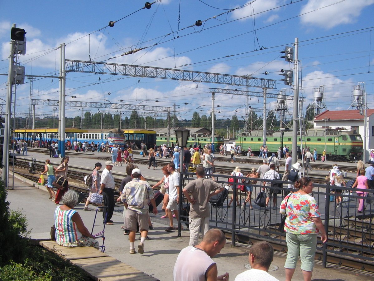 CheminsdeFerTC's tweet photo. Un dimanche après-midi d'affluence en août 2005 (9 ans avant l'annexion russe) en gare de #Simferopol capitale de la #Crimée en #Ukraine. On reconnait deux #ChS8, très imposantes motrices électriques, ainsi qu'une automotrice #ER2 à quai.
Photo de Strunin V. S. par Wikipédia. https://t.co/fbsPYuHPvk