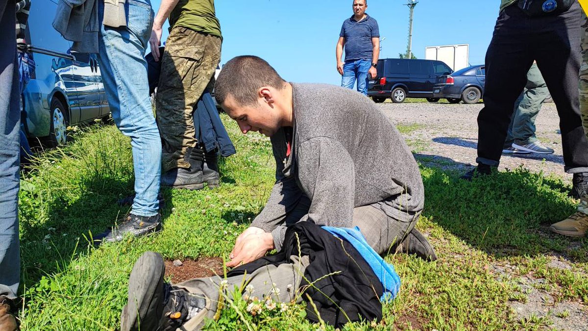 O_Ostapchuk's tweet image. Ukrainian POWs, returned from a year-long Russian captivity, react to the soil they've been fighting for in the #RussiaUkraineWar
This is why #Ukraine is standing up to #Russia for 500 days longer than the sceptics have predicted
#StandWithUkraine