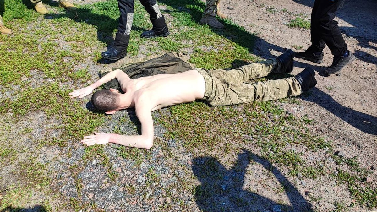 O_Ostapchuk's tweet image. Ukrainian POWs, returned from a year-long Russian captivity, react to the soil they've been fighting for in the #RussiaUkraineWar
This is why #Ukraine is standing up to #Russia for 500 days longer than the sceptics have predicted
#StandWithUkraine