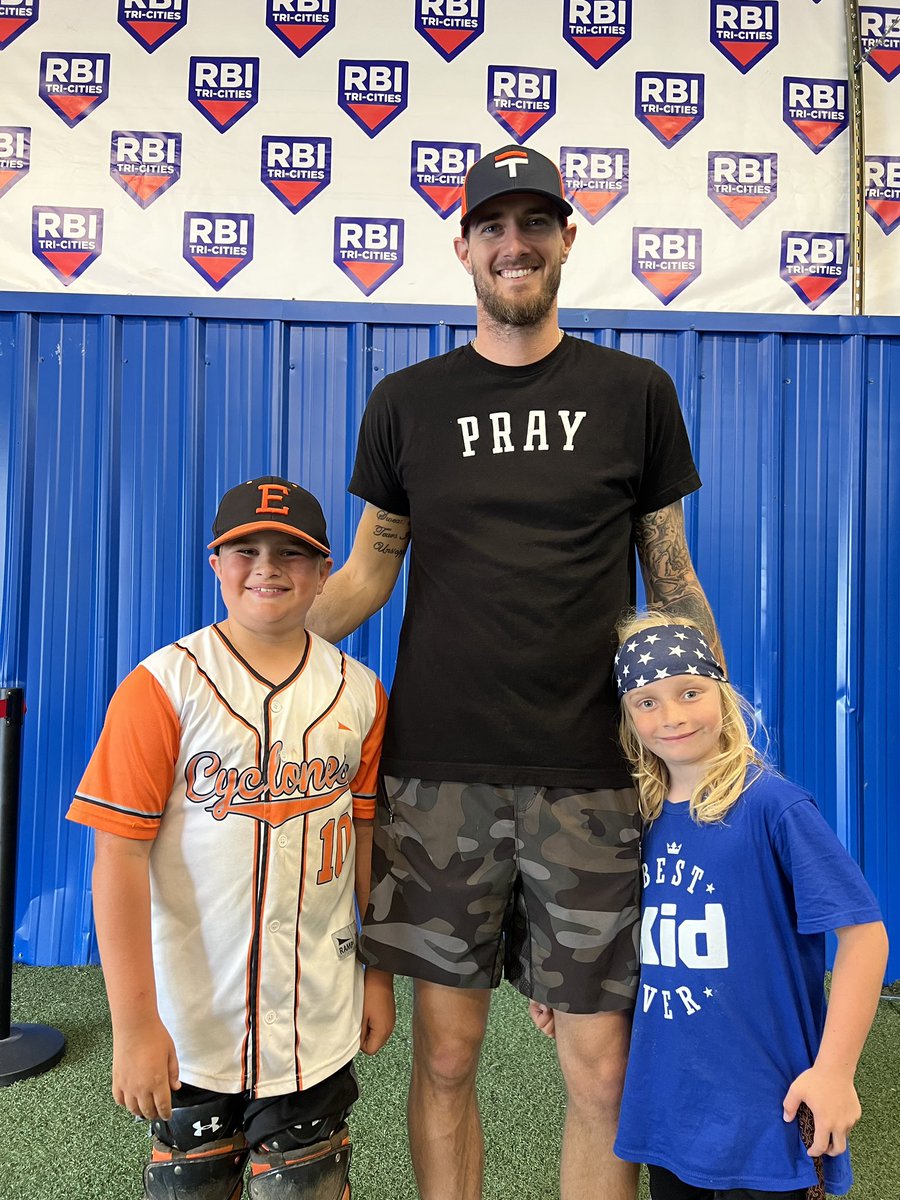 rbitricities's tweet photo. We thought this was a great pic of RBI Tri-Cities instructor Josh Lucas with two of his young clients! 📸

#BeEliteBeSeen #RBITriCities #BaseballInstructor #RoleModel #PassionForTheGame

🔴⚪️🔵 https://t.co/RdWVcA3JDz