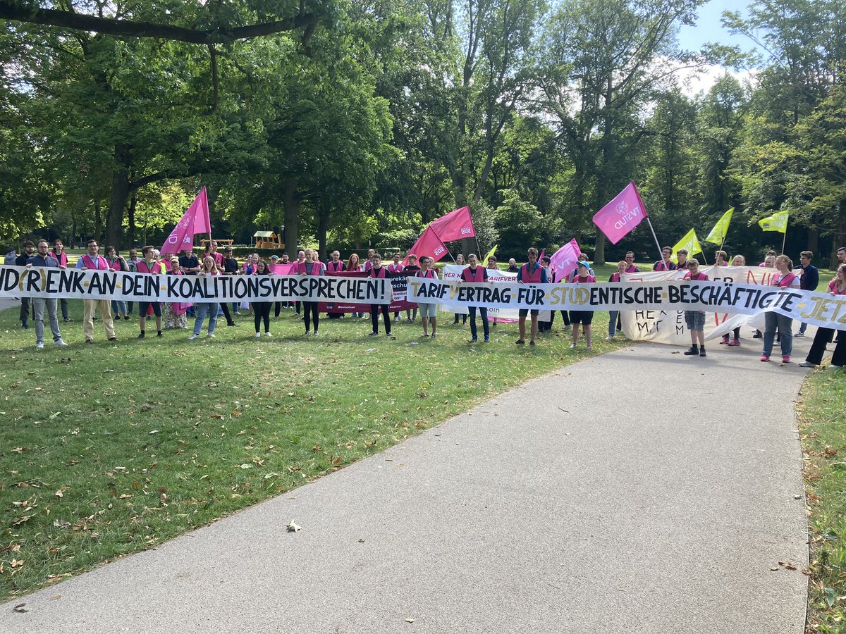 Heute auf der Demo für einen Tarifvertrag für studentische Beschäftigte am Finanzministerium in Düsseldorf. Gegen prekäre Arbeitsverhältnisse braucht es den Tarifvertrag jetzt! ✊🚩