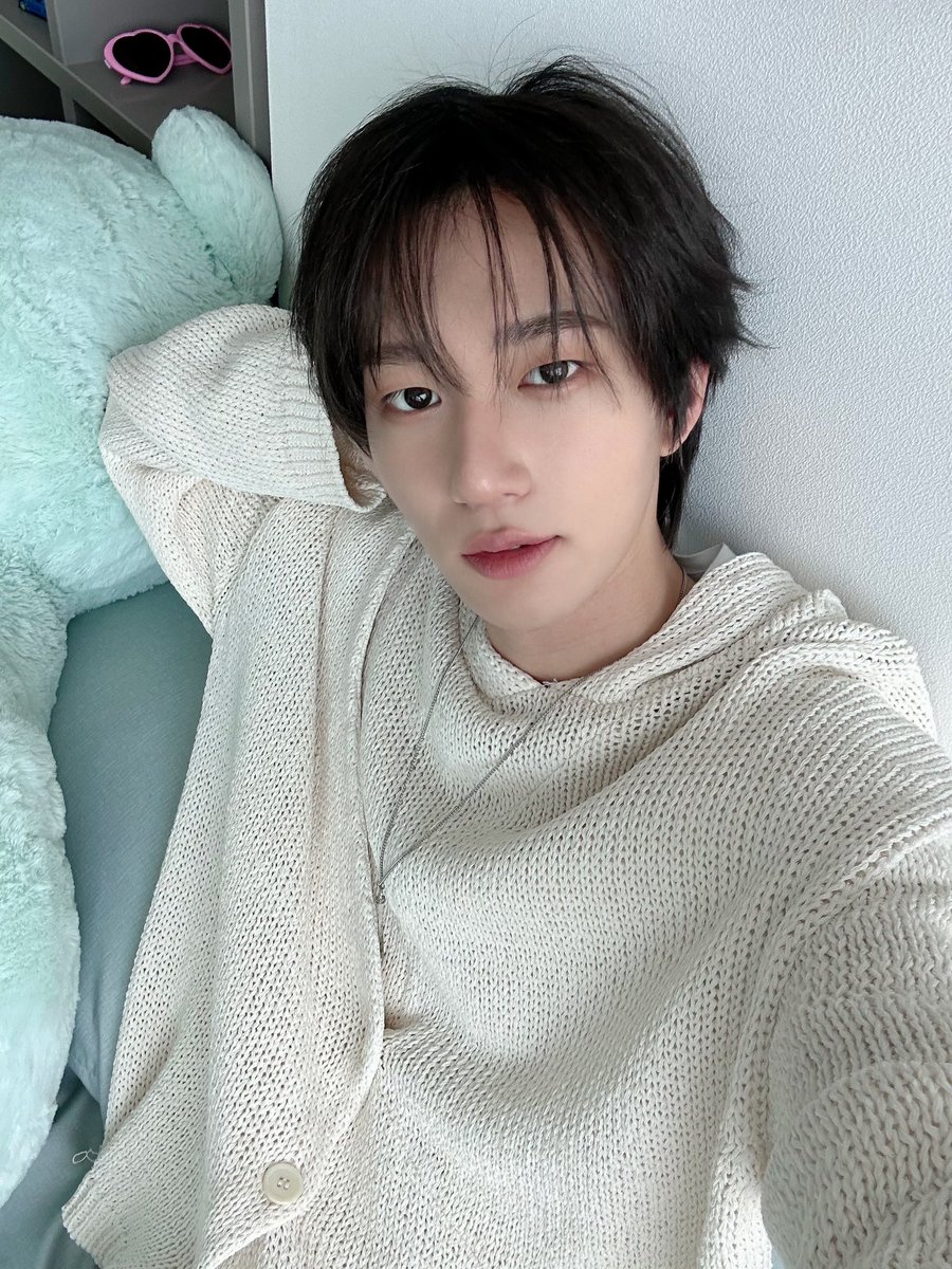 P1H_members's tweet photo. 시스루 머리✌🏻

#P1Harmony #THEO https://t.co/Luw6M46fIC