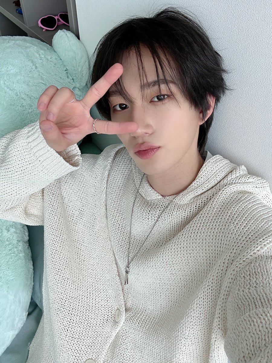 P1H_members's tweet photo. 시스루 머리✌🏻

#P1Harmony #THEO https://t.co/Luw6M46fIC