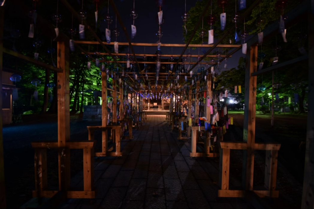 72681239910nabe's tweet photo. 夜の金峯神社の風鈴の手水舎 https://t.co/Mrb9p5ldAe