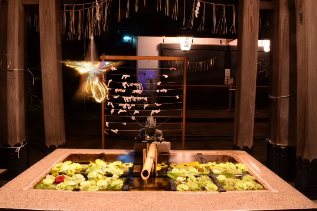 72681239910nabe's tweet photo. 夜の金峯神社の風鈴の手水舎 https://t.co/Mrb9p5ldAe