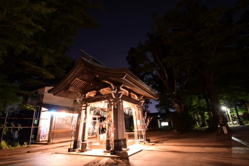 72681239910nabe's tweet photo. 夜の金峯神社の風鈴の手水舎 https://t.co/Mrb9p5ldAe