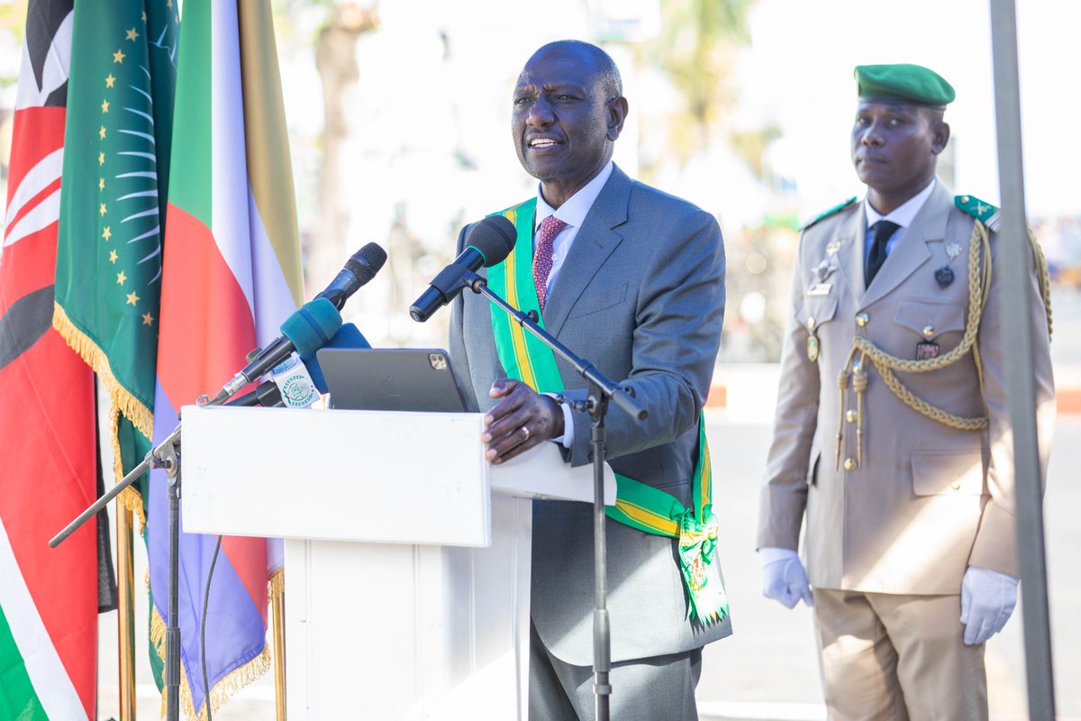 souefmo_elamine's tweet photo. His Excellency, William Samoei Ruto @WilliamsRuto, President of the Republic of #Kenya, is elevated to the Dignity of “Large cross” of the Order of the Green Crescent of the #Comoros. Kenya and the #ComorosIslands have long shared strong historical ties. Comorians and Kenyans share common values and traditions. Sincere congratulations!