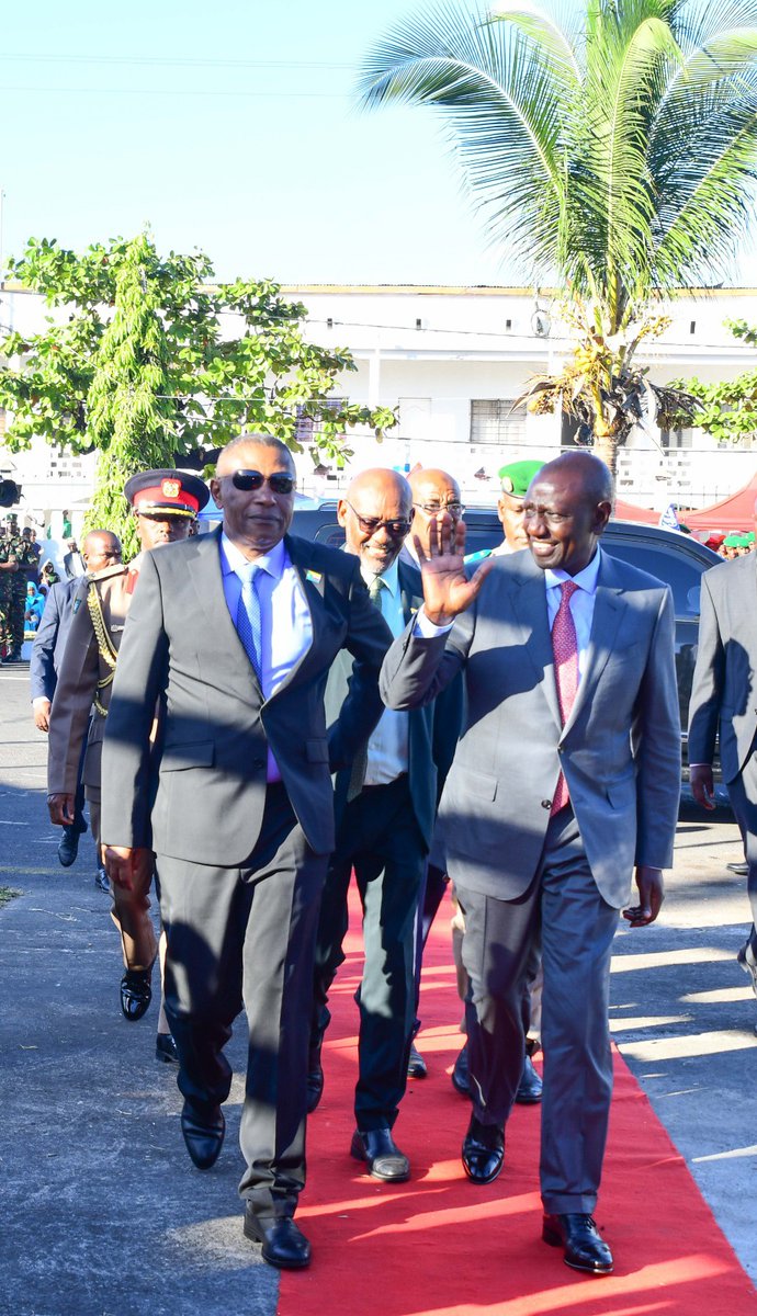 souefmo_elamine's tweet photo. His Excellency, William Samoei Ruto @WilliamsRuto, President of the Republic of #Kenya, is elevated to the Dignity of “Large cross” of the Order of the Green Crescent of the #Comoros. Kenya and the #ComorosIslands have long shared strong historical ties. Comorians and Kenyans share common values and traditions. Sincere congratulations!
