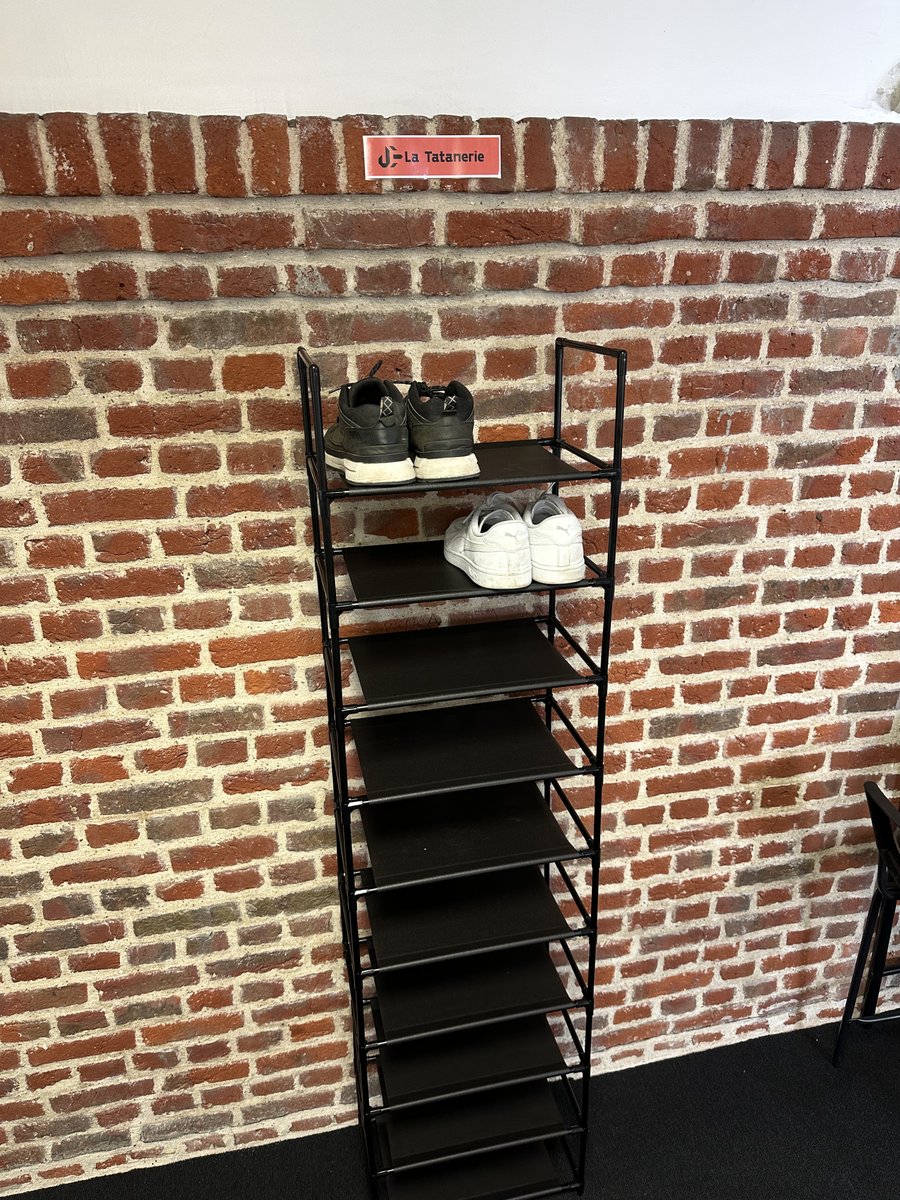 Chez <a href="/JetDevLille/">Jetdev</a>, le confort est roi ! 🌟
On en parlait depuis 5, on a enfin passé le cap ! 
Découvrez  "La Tatanerie" : rangez vos chaussures, enfilez des claquettes/pantoufles et profitez d'une journée tout en douceur. 
#ConfortJetdev #Tatanerie