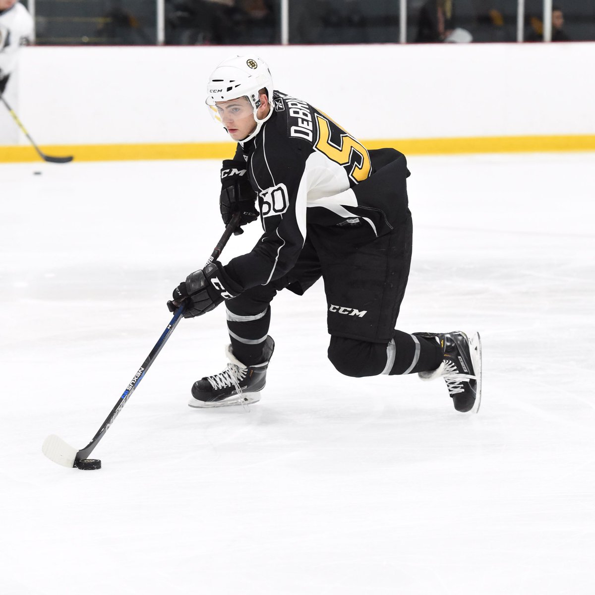 NHLBruins's tweet photo. Throwing it back with some #BruinsDevCamp grads. 👨‍🎓 https://t.co/rMT0bON8Ck