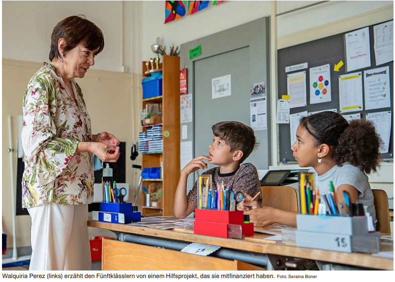 SWISSAID's tweet image. Bei uns Rösti mit Bratwurst - in Kolumbien Fisch mit Kochbanane: #Länderverantwortliche Walquiria Perez erzählte Schüler:innen in Winterthur von der #Lebenrealität in Kolumbien und den #SWISSAID-Projekten: is.gd/P76xcZ