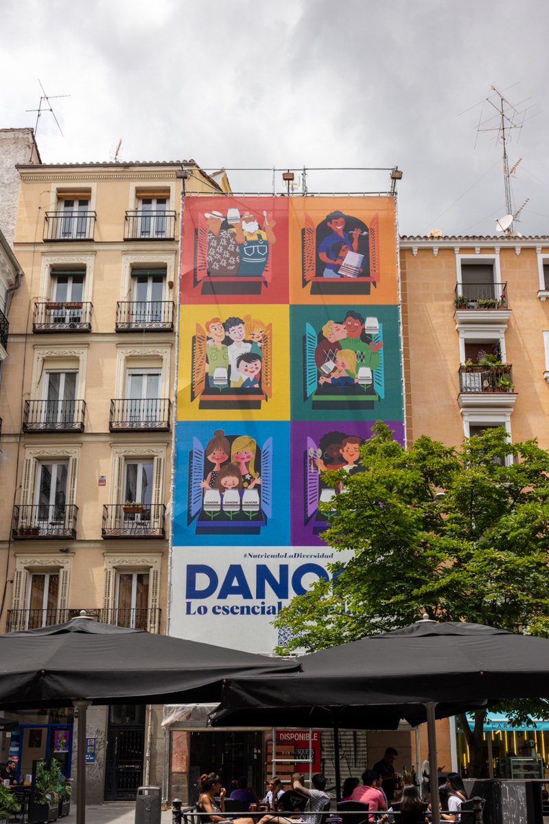 norcoreano's tweet photo. Mientras otros cuelgan lonas por la exclusión y el rechazo, en este edificio caben todos los tipos de familia. @danone_Es #NutriendoLaDiversidad

https://t.co/1wsWEgD3SZ https://t.co/QOpSzK39hN