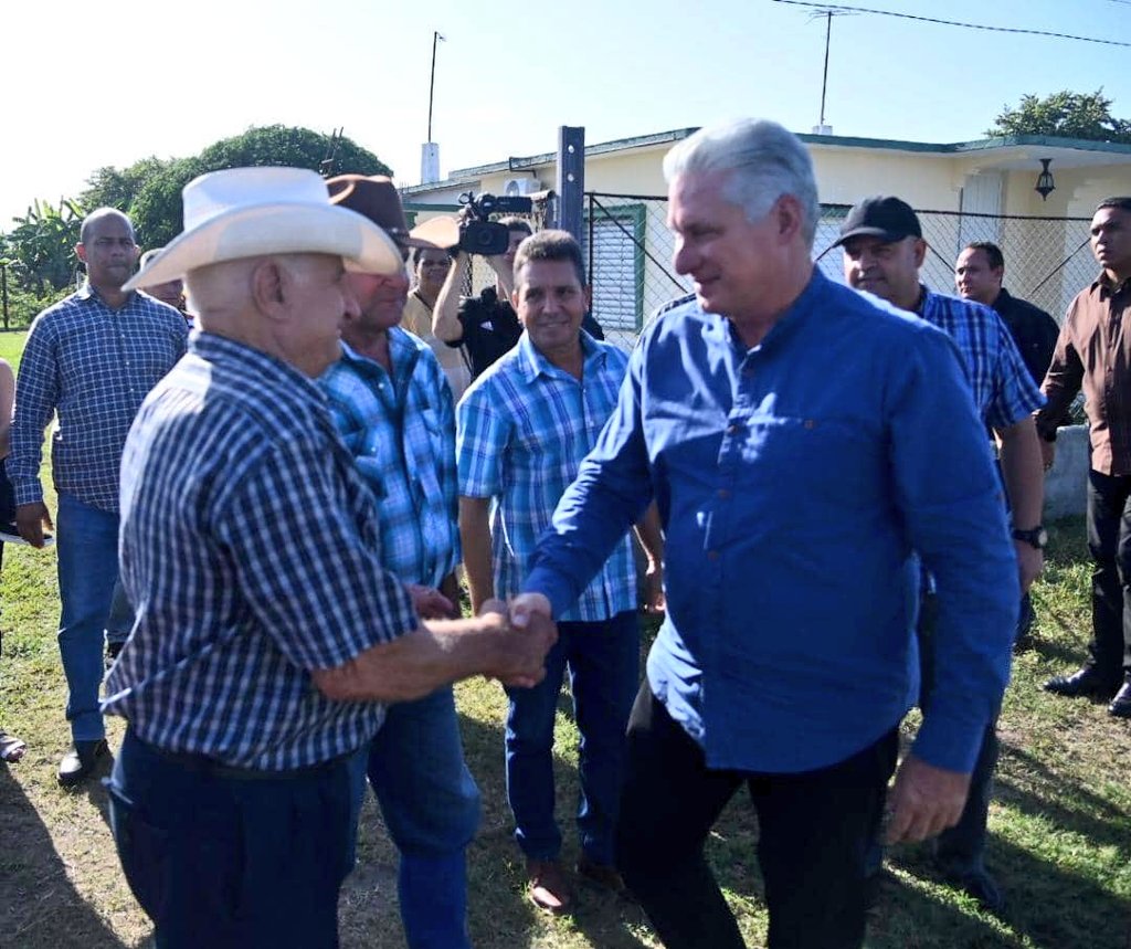 🚨| El diputado @DiazCanelB comienza un recorrido por el municipio de Santa Clara. El Presidente de #Cuba, junto a otros parlamentarios, visita sitios económicos y sociales del territorio, cumpliendo el mandato que el pueblo les dio.