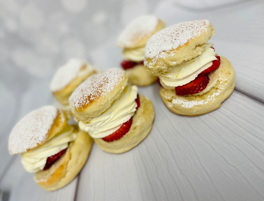 MayfieldFarmBak's tweet photo. 🍓 Scones with fresh cream, strawberries and jam

🍓 Strawberry tarts

The perfect treats whilst watching a bit of #Wimbledon 🎾 https://t.co/pNj5GquJ56