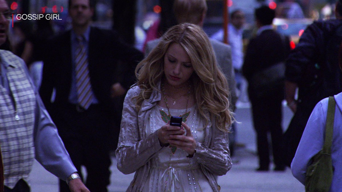 NetflixES's tweet photo. ❌ Borrar la foto 
✅ Tirar el móvil  
'Gossip Girl' al completo ya está disponible. https://t.co/TXp9lXC4C7