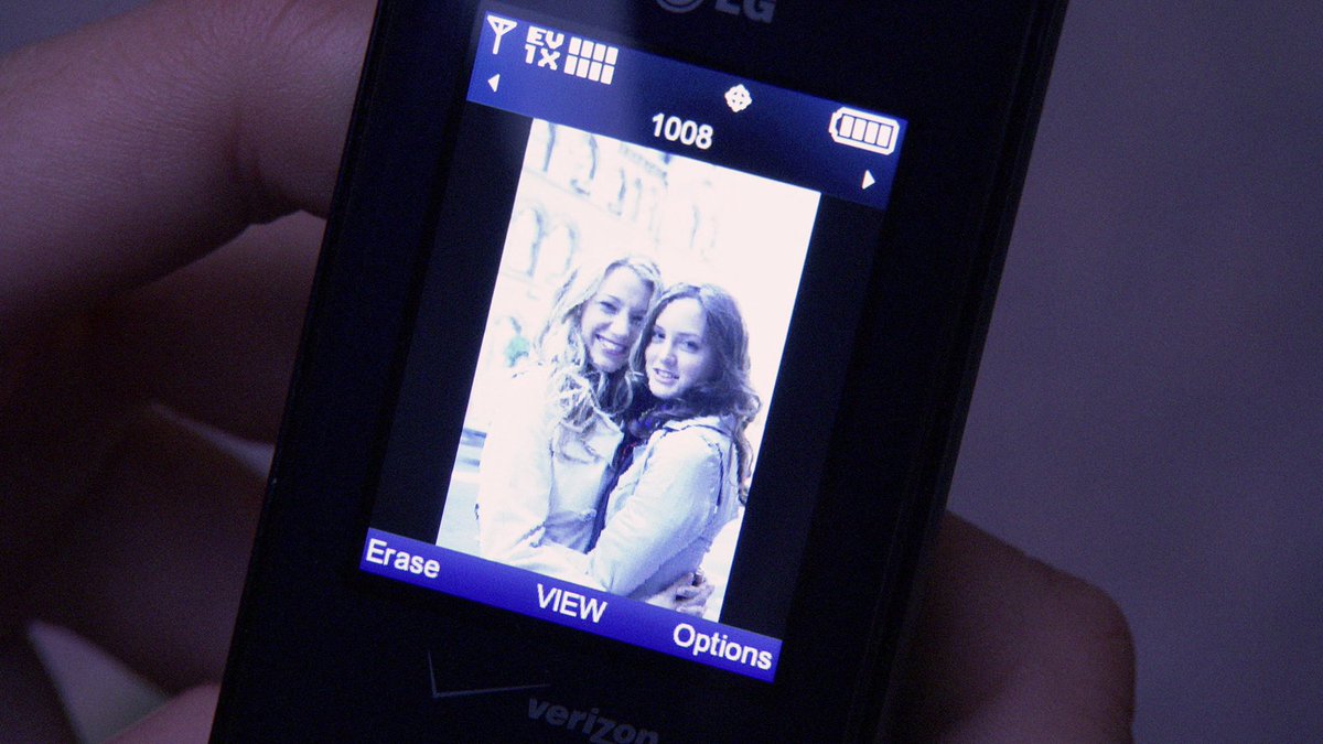 NetflixES's tweet photo. ❌ Borrar la foto 
✅ Tirar el móvil  
'Gossip Girl' al completo ya está disponible. https://t.co/TXp9lXC4C7